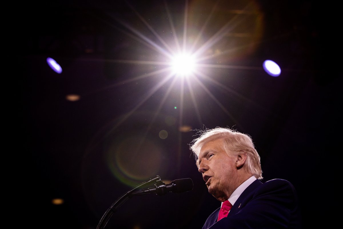 Дональд Трамп выступает на конференции Conservative Political Action, 22 февраля 2025 года. Фото: Samuel Corum / EPA