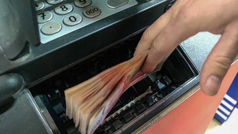 Налоговая будет следить за незадекларированными доходами россиян свыше 2,4 млн рублей в год и активнее запрашивать информацию у ЦБ