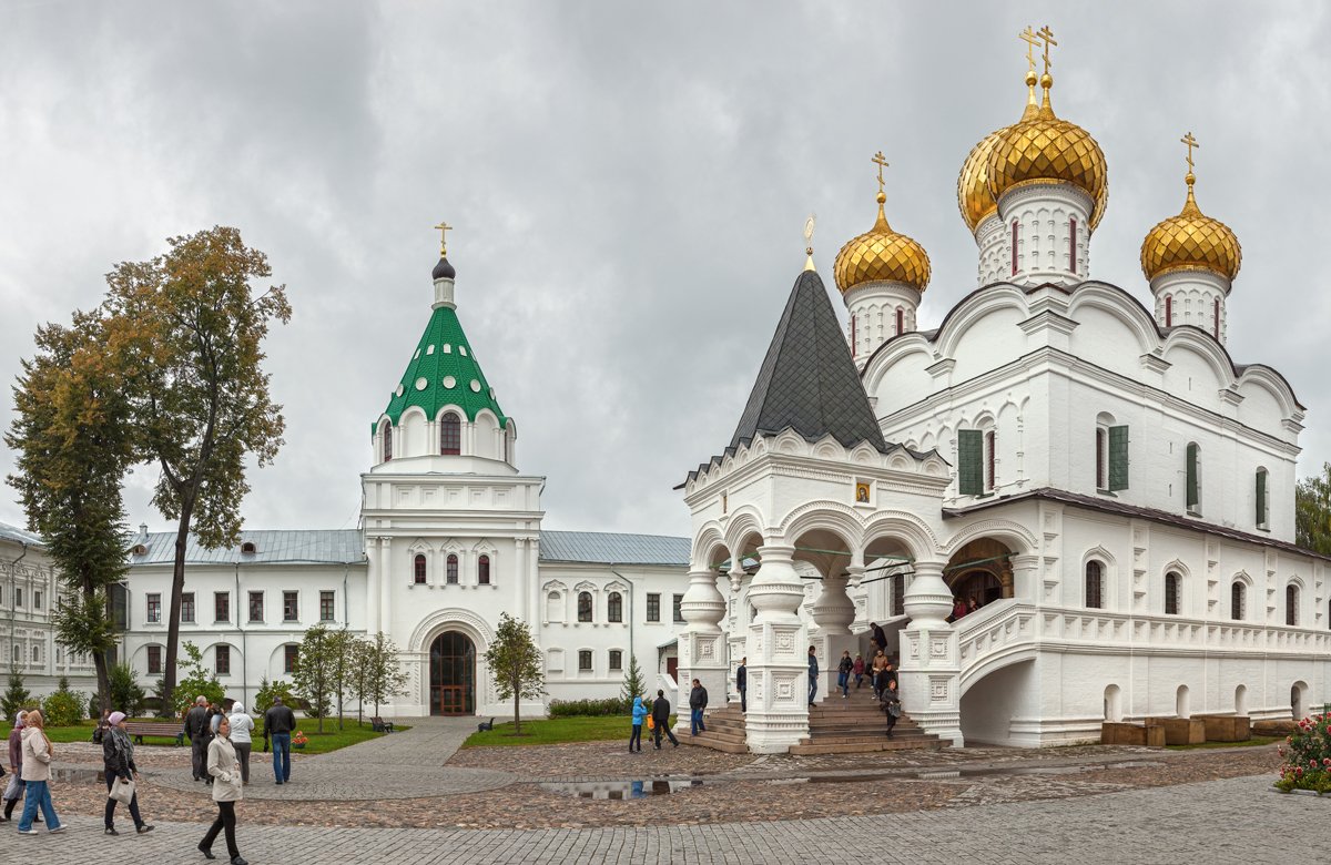 Внутренний двор Ипатьевского монастыря в Костроме, 2011 год. Фото: Антон Зеленов / Wikimedia (CC BY-SA 3.0)