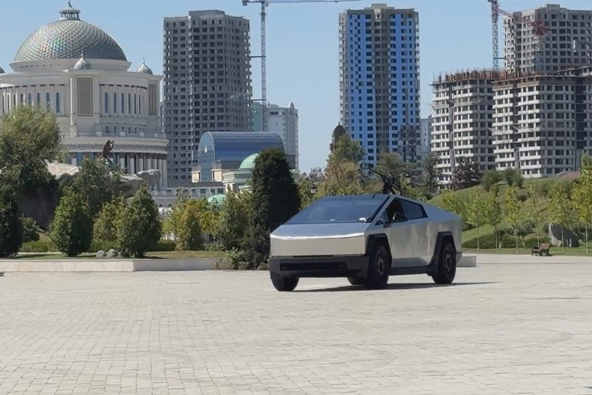 Электромобиль Tesla Cybertruck в Грозном, Чеченская республика. Фото: Telegram